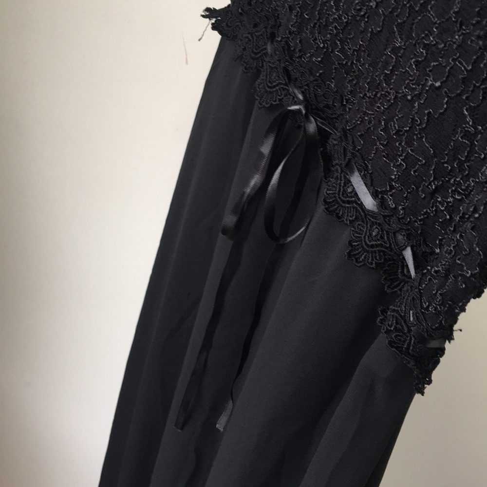 Long black dress with lace detail - Picture 5 of 7